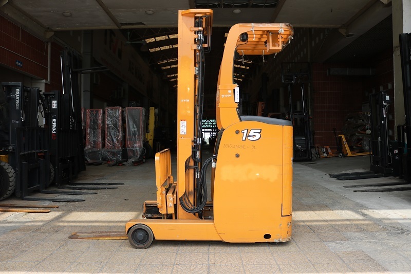 Xe nâng đứng lái thuận tiện hoạt động trong hệ thống kệ cao có lối đi hẹp