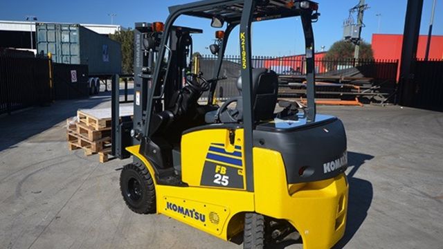 Xe nâng reach truck cho ứng dụng đặc thù của kho hàng với mật độ hàng hoá lớn và hệ thống kệ có lối đi hẹp