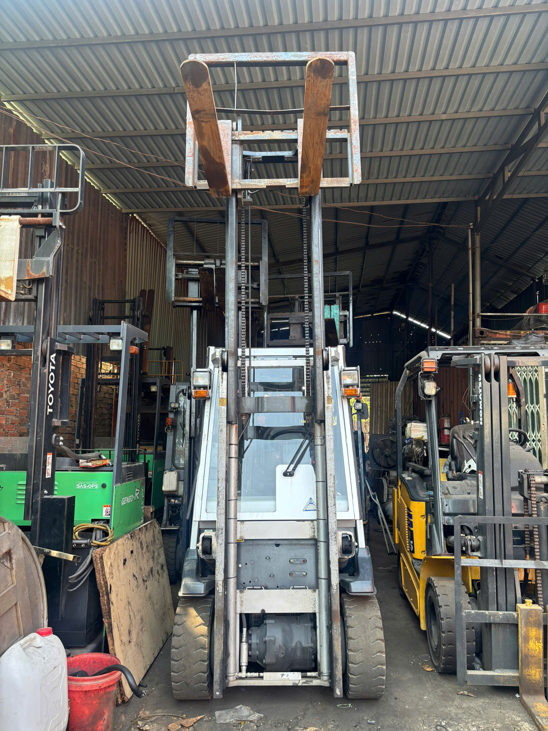 Xe nâng điện ngồi lái NICHIYU 2,5 Tấn