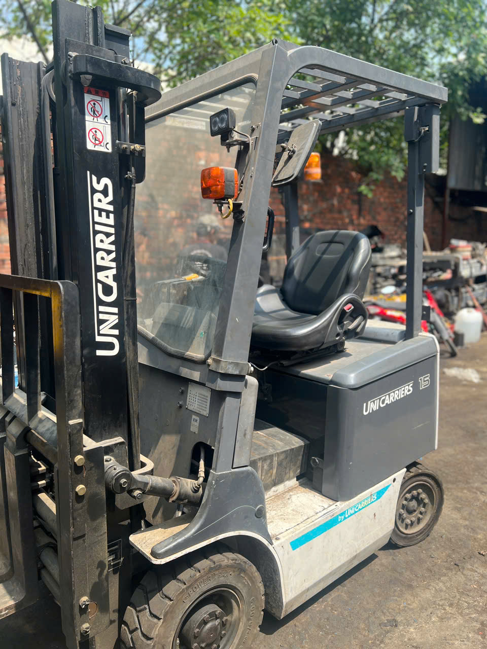 Xe nâng điện ngồi lái UNICARS 1.5T Khung 3M sàn càng từng cây