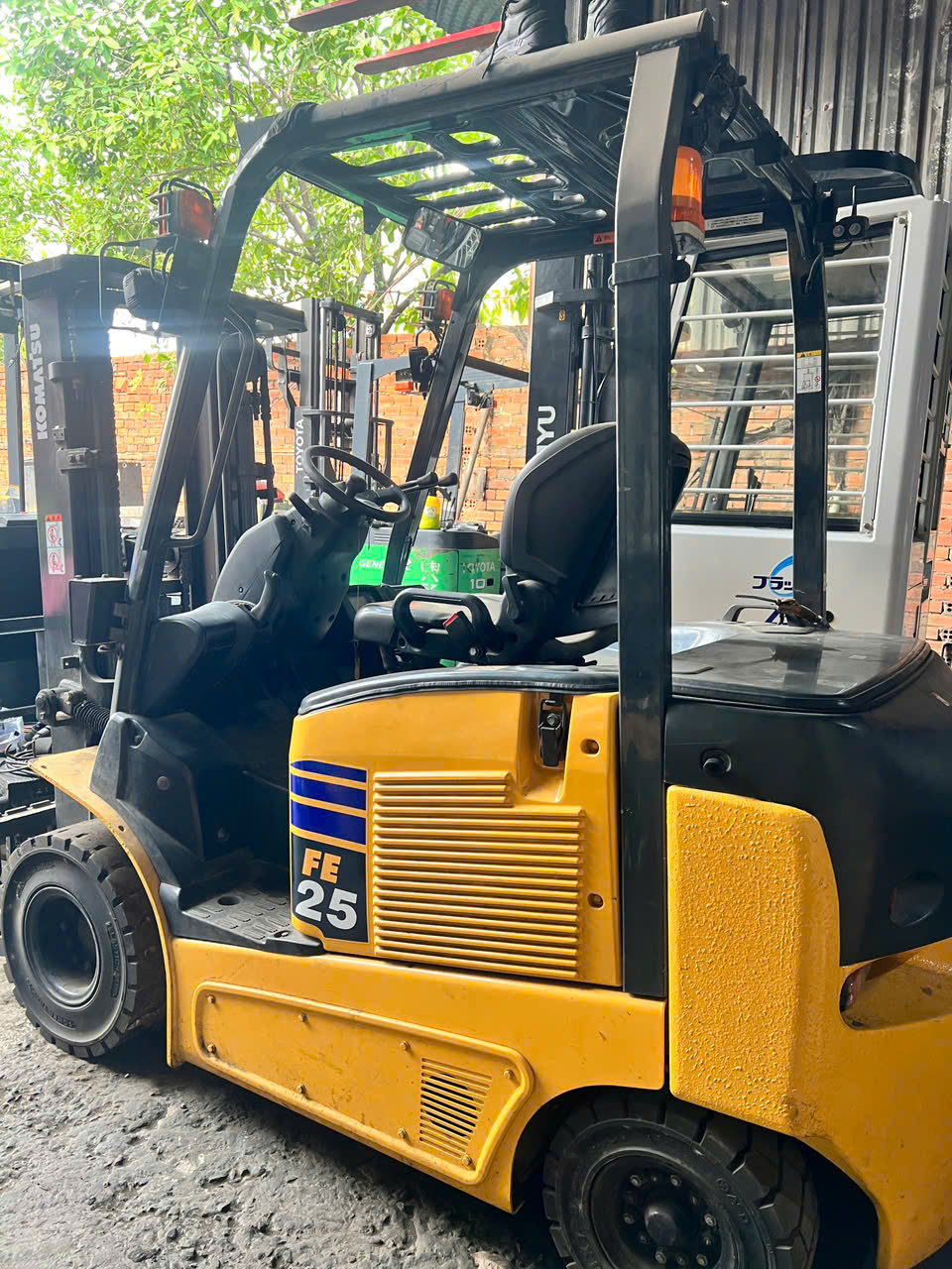 Xe nâng điện ngồi lái Komatsu 2.5 Khung 4.3M 3 Ty 3 Lao